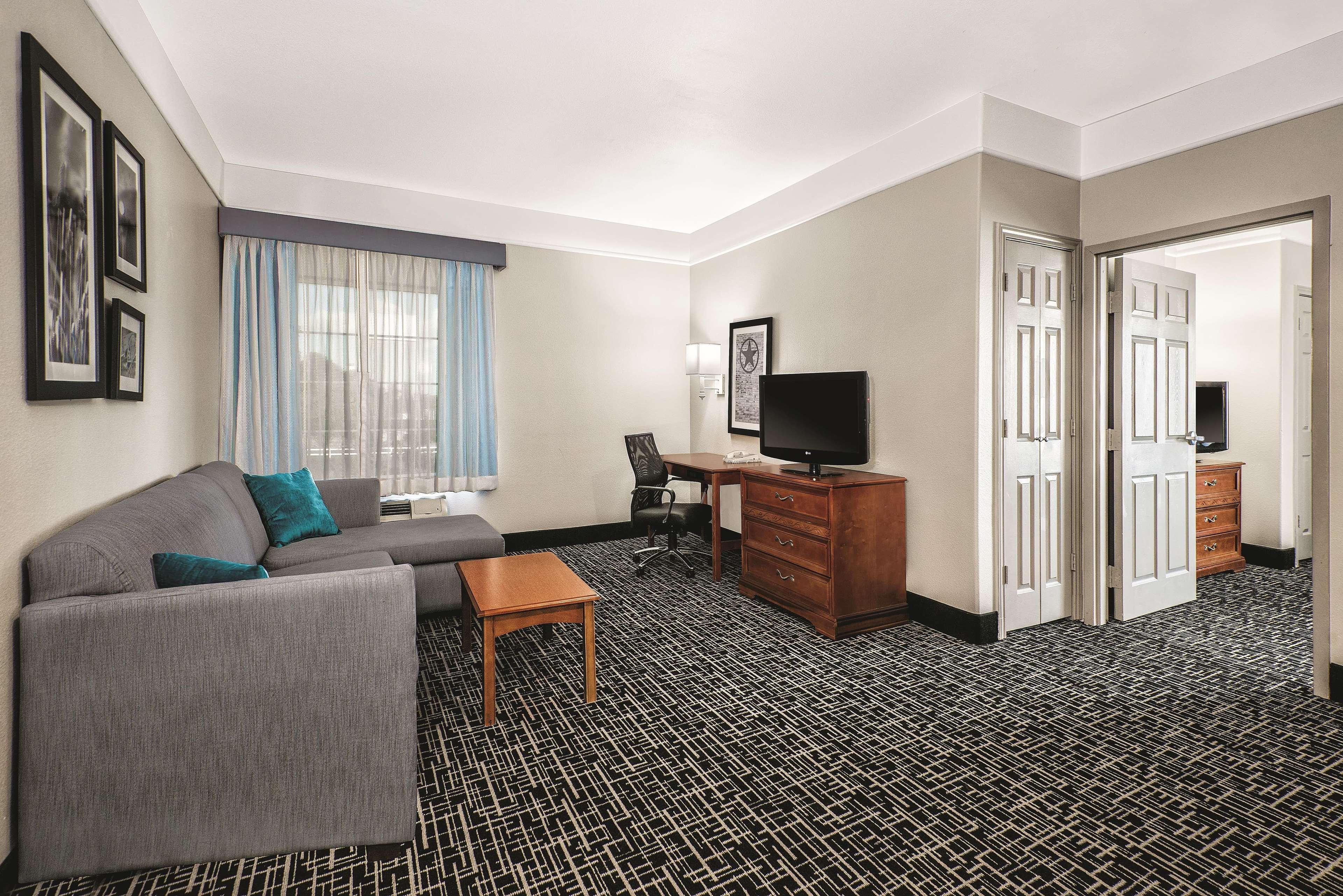 La Quinta By Wyndham Rosenberg Hotel Exterior photo