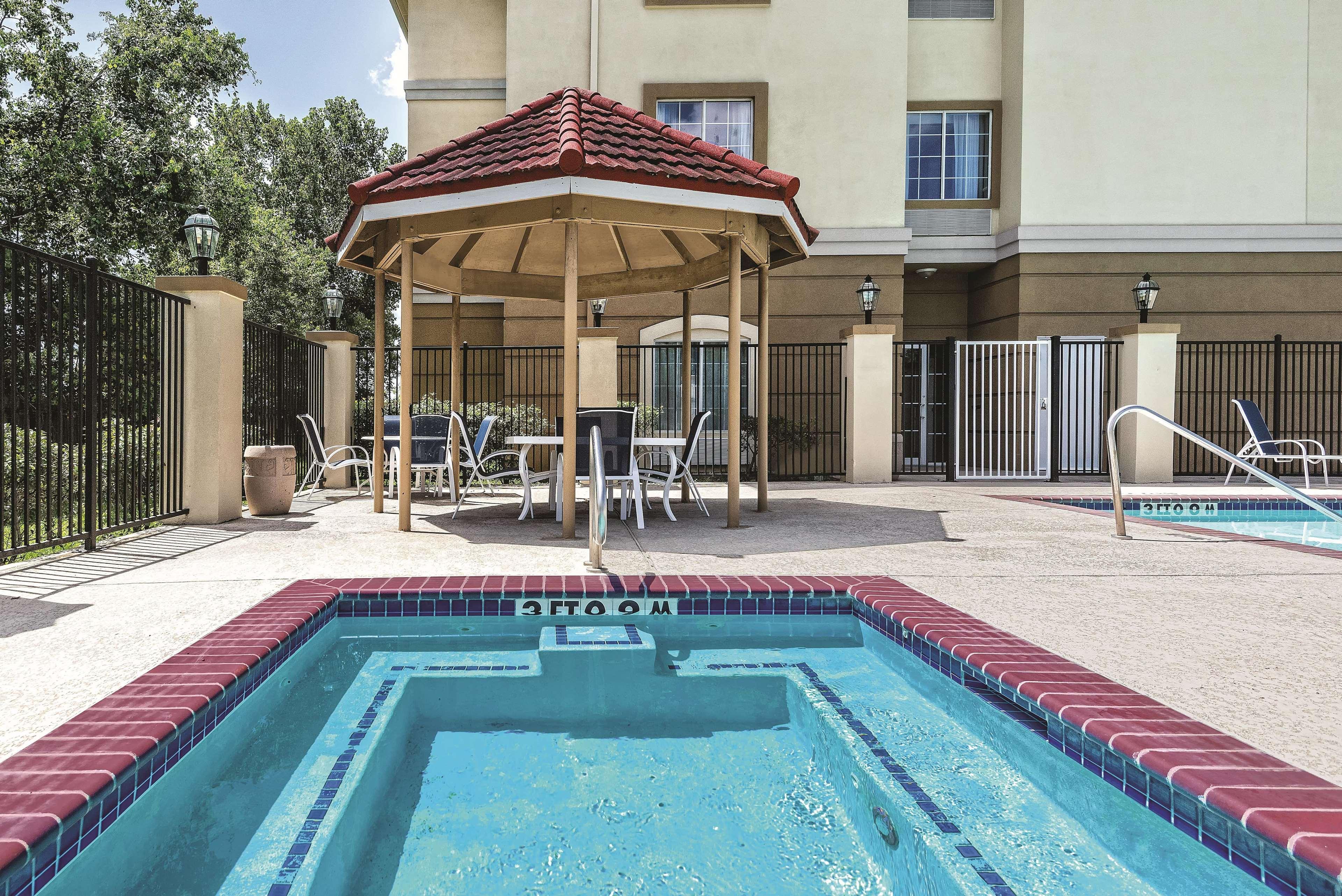 La Quinta By Wyndham Rosenberg Hotel Exterior photo